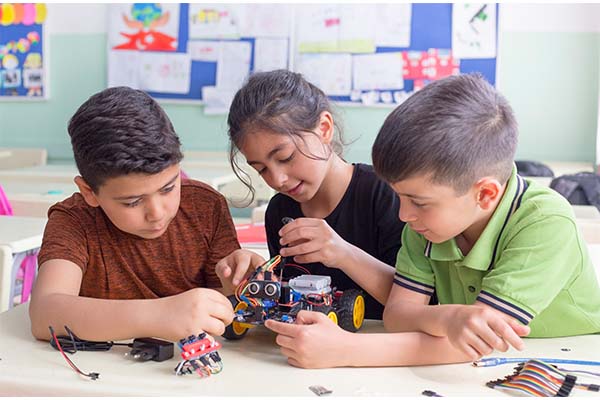 Children building a robotic car